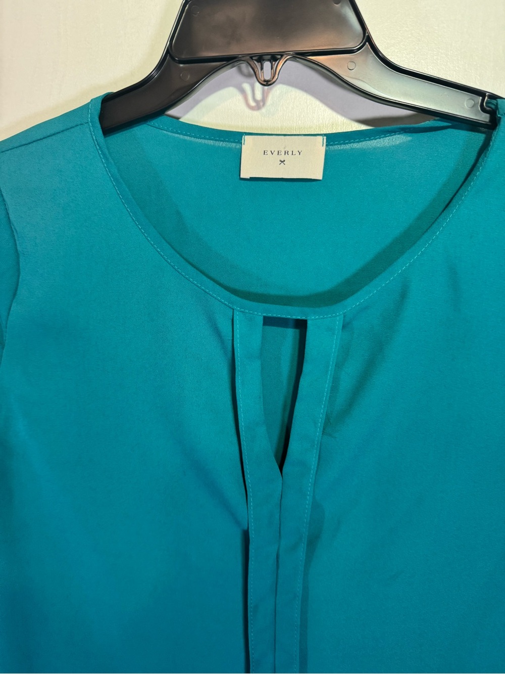 Everly Teal Keyhole Long Sleeve Top - Picture 2 of 11